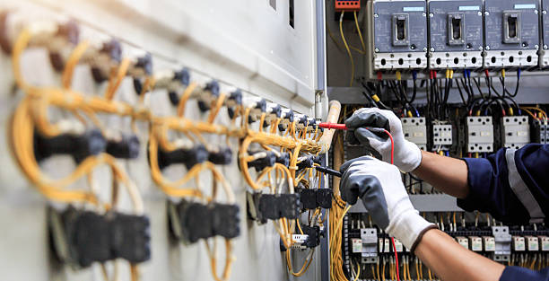 Professional Electrician technician working in Clifton Gardens, NY